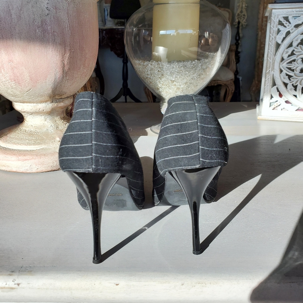 Black and White Pinstripe Heels. EUC worn once. Size 8 - Picture 4 of 7